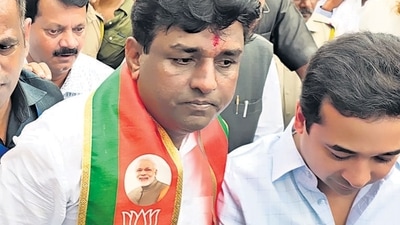 BJP candidate Murji Patel submitting his election nomination form for Andheri (East) Assembly bypoll flanked by party leaders Ashish Shelar, Chandrashekhar Bawankule, Pravin Darekar and Deepak Kesarkar, at Andheri, in Mumbai, India, on Friday, October 14, 2022. (Photo by Vijay Bate/HT Photo) (HT PHOTO) BJP candidate Murji Patel submitting his election nomination form for Andheri (East) Assembly bypoll flanked by party leaders Ashish Shelar, Chandrashekhar Bawankule, Pravin Darekar and Deepak Kesarkar, at Andheri, in Mumbai, India, on Friday, October 14, 2022. (Photo by Vijay Bate/HT Photo) (HT PHOTO)