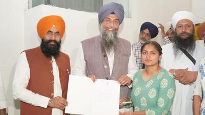 Punjab Vidhan Sabha speaker Kultar Singh Sandhwan honouring farmers who did not burn wheat and paddy stubble for the past several years. (Twitter/@PunjabGovtIndia)