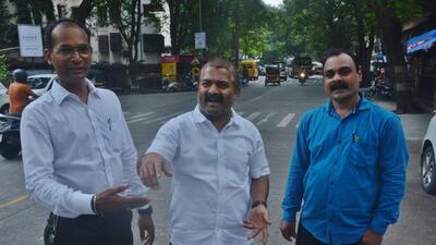 Three samaritans – (L-R) Atish More, Satyanarayan Thite and Nitin Keni – chased the two chain snatchers near Kachrali lake in Panchpakhadi and nabbed them as they tried to evade in a bike. (Praful Gangurde/HT Photo)