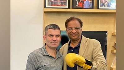 Irish boxing legend Bernard Dunne (left) with BFI President (BFI)
