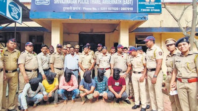 Ambernath, India - October 17, 2022: Ulhasnagar police showcase jewellery and the nine robbers accused for robbing jewellery worth Rs.67 lacs of Chaya Hospital at a press conference, at Ambernath, in Thane, India, on Monday, October 17, 2022 . (Photo by Pramod Tambe/HT Photo) (HT PHOTO) Ambernath, India - October 17, 2022: Ulhasnagar police showcase jewellery and the nine robbers accused for robbing jewellery worth Rs.67 lacs of Chaya Hospital at a press conference, at Ambernath, in Thane, India, on Monday, October 17, 2022 . (Photo by Pramod Tambe/HT Photo) (HT PHOTO)