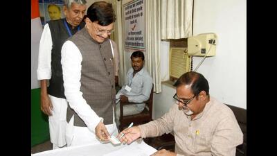 Bihar state Congress president Madan Mohan Jha registers to cast his vote for party's presidential election at Sadaquat Ashram, in Patna on Monday. (Santosh Kumar/HT Photo)