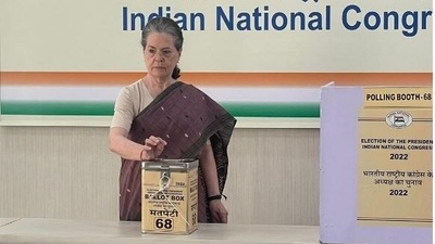 Congress interim chief Sonia Gandhi casts her vote for the party's presidential polls in Delhi on Monday. (HT Photo)