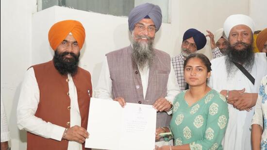 Punjab Vidhan Sabha speaker Kultar Singh Sandhwan honouring farmers who did not burn wheat and paddy stubble for the past several years. (Twitter/@PunjabGovtIndia)