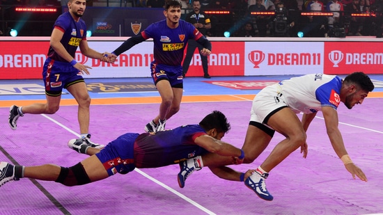 Dabang Delhi defeated Haryana Steelers in their PKL 9 match.(Twitter)