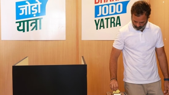 Congress leader Rahul Gandhi casting his vote in Karnataka's Ballari district.&nbsp;(Twitter/IYC)