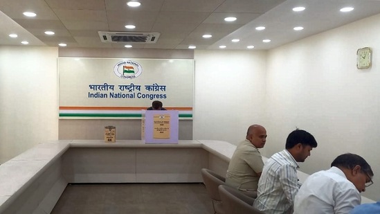 Voting begins at the Congress' headquarters in Delhi.(PTI)