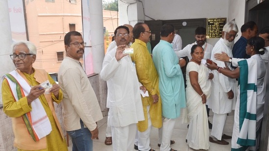  Congress delegates wait to cast their votes in Ranchi in Jharkhand.(PTI)