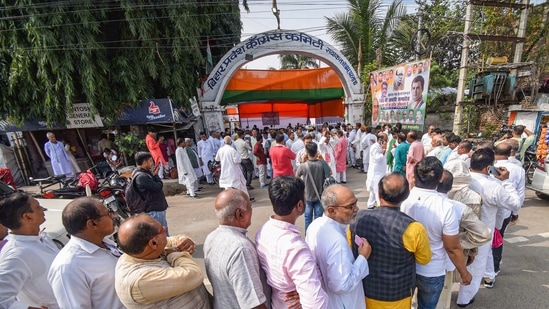 Congress leaders queue outside Sadaqat Ashram in Patna in Bihar to cast their votes.(PTI)