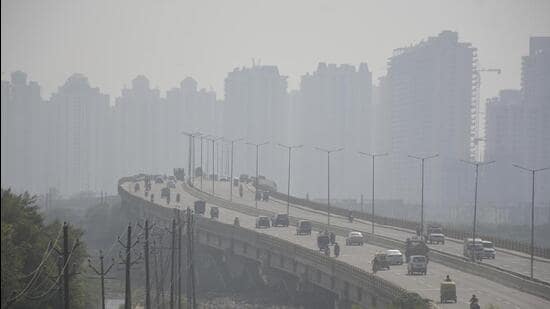 Dip in temperatures has led to a rise in air pollution levels. (HT PHOTO)