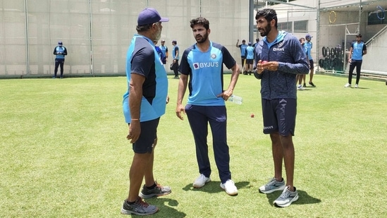 Bharat Arun (L) speak with Shardul Thakur and Jasprit Bumrah(Getty) Bharat Arun (L) speak with Shardul Thakur and Jasprit Bumrah(Getty)