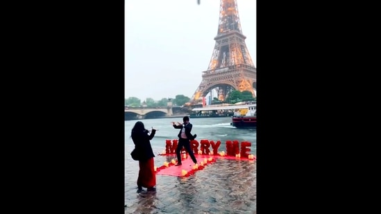 The image, taken from the video, shows the man proposing to his girlfriend by dancing to Shah Rukh Khan's Koi Mil Gaya in front of the Eiffel Tower in Paris.(Twitter/@cugwmui)