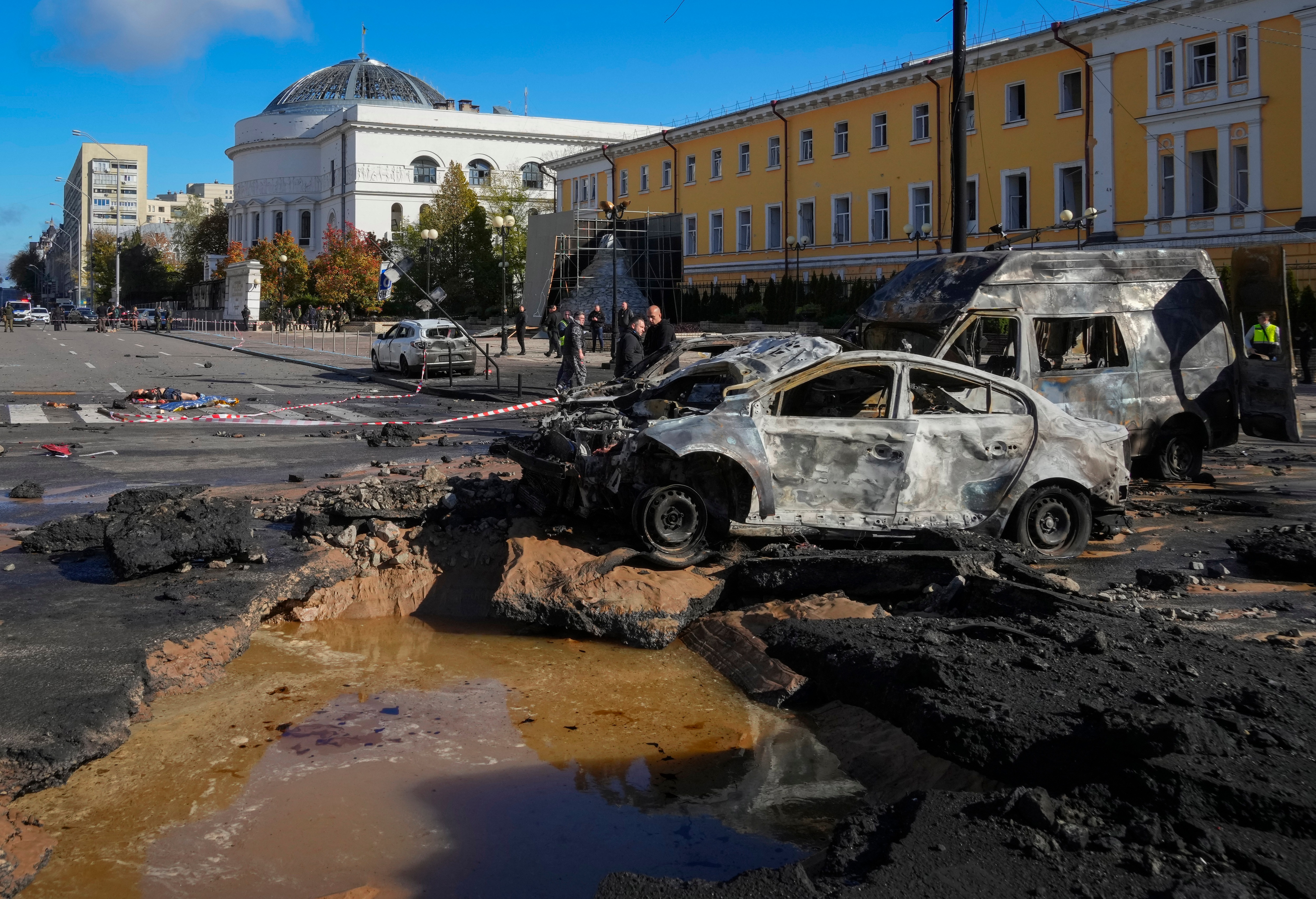 Russia-Ukraine War: Police inspect the scene of Russian shelling in Kyiv, Ukraine. (AP) Russia-Ukraine War: Police inspect the scene of Russian shelling in Kyiv, Ukraine. (AP)