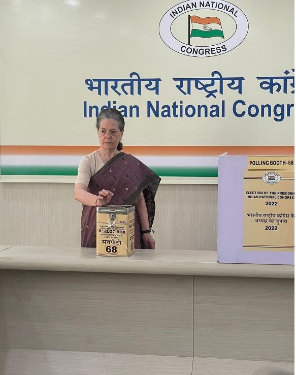 Congress interim chief Sonia Gandhi casts her vote for the party's presidential polls in Delhi on Monday. (HT Photo)