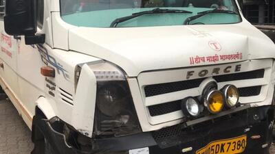 Three children on way to school and a biker was injured after a tempo traveller hit an autorickshaw on Kopar bridge in Dombivli and dragged it to a school’s entrance gate on Tuesday (HT Photo/Pramod Tambe)