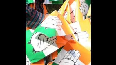 Congress party workers preparing the party flags to campaigning. (HT File Photo) Congress party workers preparing the party flags to campaigning. (HT File Photo)
