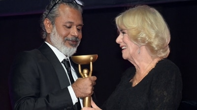 Britain's Queen Camilla presents winner Shehan Karunatilaka with trophee for "The Seven Moons of Maali Almeida" at the Booker Prize for Fiction 2022 awards ceremony, in London, Britain, REUTERS/Toby Melville/Pool (REUTERS)