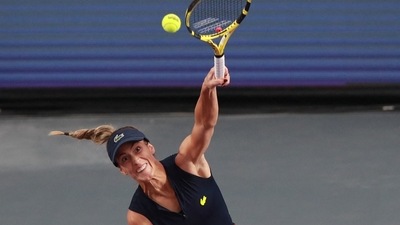 &nbsp;Belarus' Victoria Azarenka in action (REUTERS)