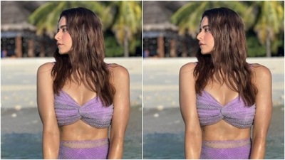 Aamna teamed a pastel blue corset slip-in cropped top with a plunging neckline and netted details with a pastel blue short skirt as she posed in the water. (Instagram/@aamnasharifofficial) Aamna teamed a pastel blue corset slip-in cropped top with a plunging neckline and netted details with a pastel blue short skirt as she posed in the water. (Instagram/@aamnasharifofficial)