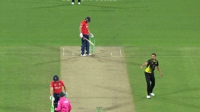 MItchell Starc warns Jos Buttler. (Twitter) MItchell Starc warns Jos Buttler. (Twitter)