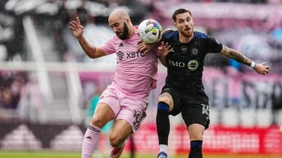 &nbsp;Inter Miami forward Gonzalo Higuain (10) and CF Montreal defender Joel Waterman (16) battle for the ball&nbsp; (USA TODAY Sports)
