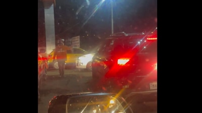 Swiggy delivery agent helps clear traffic. (LinkedIn/@SrijitNayar)