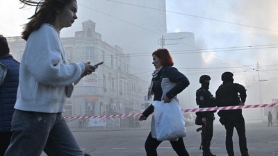 Russia-Ukraine War: Local residents walk past police officers after a drone attack in Kyiv. (AFP) Russia-Ukraine War: Local residents walk past police officers after a drone attack in Kyiv. (AFP)
