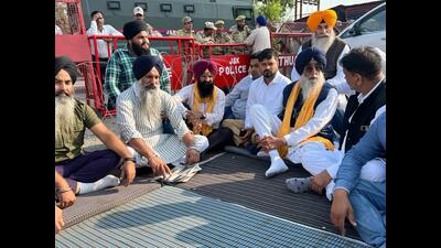 Sangrur MP Simranjit Singh Mann protesting at J&K border on Tuesday. (HT photo) Sangrur MP Simranjit Singh Mann protesting at J&K border on Tuesday. (HT photo)