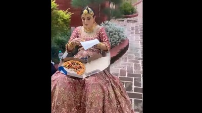 Bride enjoying a pizza. (Instagram/@mua.supreetmann) Bride enjoying a pizza. (Instagram/@mua.supreetmann)
