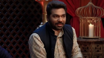 Zakir Khan in a still from Farzi Mushaira season 2 trailer. Zakir Khan in a still from Farzi Mushaira season 2 trailer. 