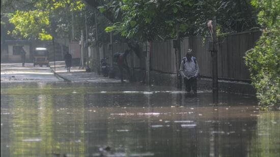Pune municipal commissioner Vikram Kumar on Tuesday asked the road department to submit survey report of waterlogged roads within two days. (SHANKAR NARAYAN/HT)