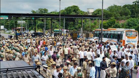 The protest was organised by the Tollgate Virodhi Horata Samithi, an outfit opposed to the operation of the toll gate at Surathkal. (HT Photo)