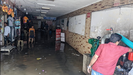 Waterlogged subway at Pune railway station. (Shankar Narayan/HT PHOTO)