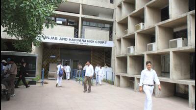 The Punjab and Haryana high court bar association (PHHCBA) on Wednesday decided to continue with suspension of work at high court against the NIA raids at the premises of a lawyer, appearing for gangsters, including Jaggu Bhagwanpuria. (HT File)
