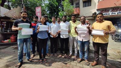 Students appearing for MPSC staged a protest at Shastri Road, near Ahilya Devi study circle on Thursday. (Rahul Raut/HT PHOTO)