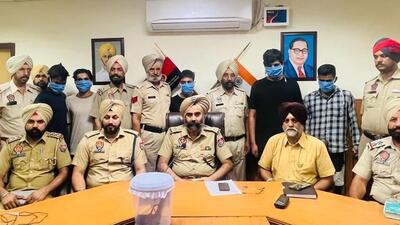 The five men, arrested for two cases of murder and attempt to murder, in the custody of Tarn Taran police on Wednesday. (HT Photo) The five men, arrested for two cases of murder and attempt to murder, in the custody of Tarn Taran police on Wednesday. (HT Photo)