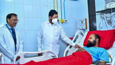 Maharashtra chief minister Eknath Shinde meets Maratha Kranti Morcha coordinator Ramesh Kere Patil, who is undergoing treatment after he allegedly tried to commit suicide by consuming poison (PTI) Maharashtra chief minister Eknath Shinde meets Maratha Kranti Morcha coordinator Ramesh Kere Patil, who is undergoing treatment after he allegedly tried to commit suicide by consuming poison (PTI)