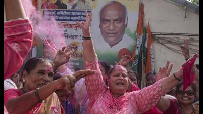 Congress workers celebrate after senior leader Mallikarjun Kharge was declared the new president of the Congress, October 19, 2022 (Satish Bate/HT PHOTO) Congress workers celebrate after senior leader Mallikarjun Kharge was declared the new president of the Congress, October 19, 2022 (Satish Bate/HT PHOTO)