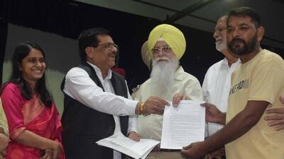 State minister Inderbir Singh Nijjar handing over the appointment letter to a Ludhiana MC employee as a symbolic gesture at the Guru Nanak Dev Bhawan. (Gurpreet Singh/HT) State minister Inderbir Singh Nijjar handing over the appointment letter to a Ludhiana MC employee as a symbolic gesture at the Guru Nanak Dev Bhawan. (Gurpreet Singh/HT)