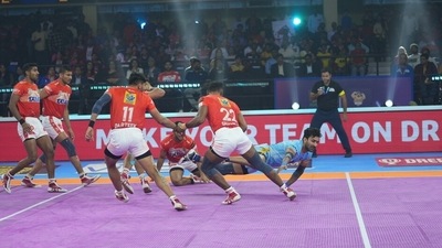 UP Yoddhas and Gujarat Giants players in action (PKL) UP Yoddhas and Gujarat Giants players in action (PKL)