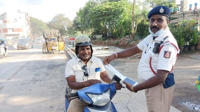 Traffic cop fines another cop in Bengaluru's RT Nagar.&nbsp; (Twitter/rtnagartraffic)