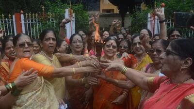 Thane, India - October 14, 2022: Shiv Sena (Uddhav Balasaheb Thackeray) leader Anita Birje along with women workers of the party leave for Matoshree carrying the flaming torch in a bus, the new party symbol, in Thane, Mumbai, India, on Friday, October 14, 2022. (Praful Gangurde/HT Photo) (HT PHOTO)