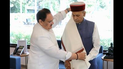 Former chief minister Prem Kumar Dhumal being felicitated by national party chief JP Nadda in New Delhi on Wednesday. (HT Photo) Former chief minister Prem Kumar Dhumal being felicitated by national party chief JP Nadda in New Delhi on Wednesday. (HT Photo)