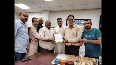 Submitting a memorandum with the mayor at Zone-A office in Ludhiana on Wednesday, BJP leaders, including Inder Aggarwal, Deepak Sharma etc, said the MC had made trade licence mandatory for availing TS1 certificate with an aim to improve the revenue collection. (HT PHOTO)