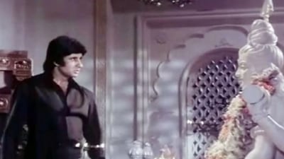 Amitabh Bachchan in a still from the iconic temple scene from Deewar.