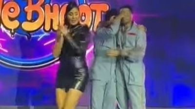 Katrina Kaif, Ishaan Khatter and Siddhant Chaturvedi dance to Kinna Sona Lagda.