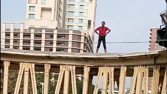 Man on top of Grant Road skywalk causes chaos, traffic jam Man on top of Grant Road skywalk causes chaos, traffic jam