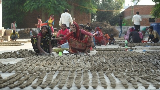 Around 50,000 diyas will be sent from Kanha in Lucknow for Ayodhya's Deepostav this year.(Deepak Gupta/ HT Photo)