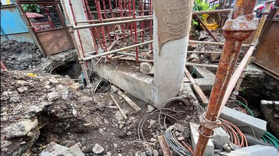 Metro pillar work near Deccan Gymkhana, on Wednesday. (HT PHOTO)