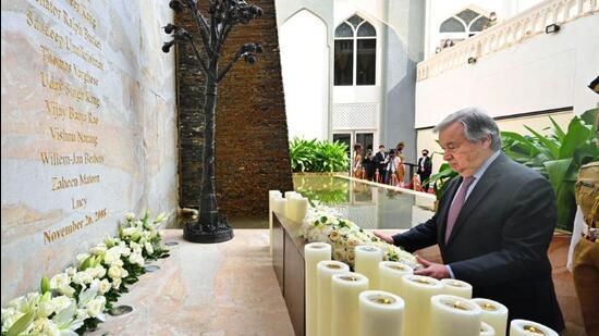 United Nations Secretary-General Antonio Guterres participated in a simple ceremony at Taj Palace Hotel in Mumbai – one of the main targets in the 26/11 attacks and met a survivor of the carnage. (UN Photo)